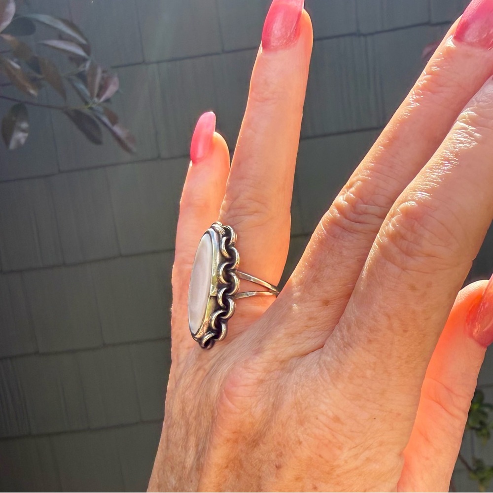 Vintage Sterling Silver Mother of Pearl Silversmith Made Ring, Size 6. - Picture 4 of 5